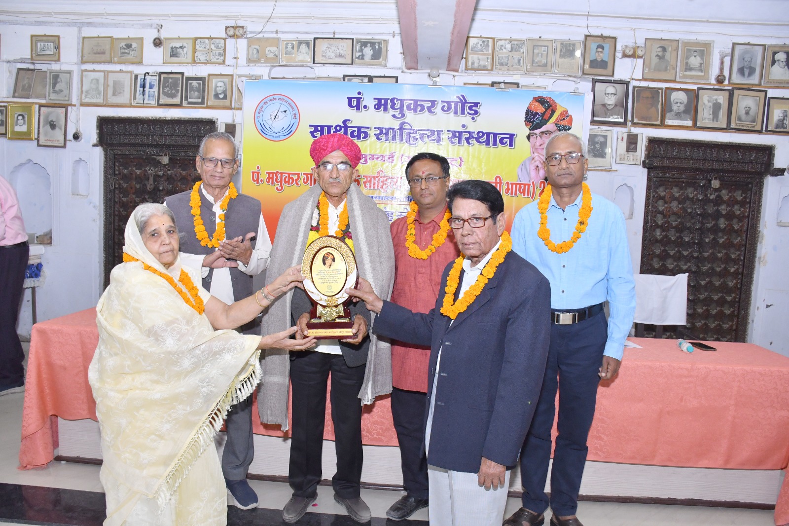 संग्रामसिंह सोढा नै पंडित मधुकर गौड़ सार्थक साहित्य-सम्मान